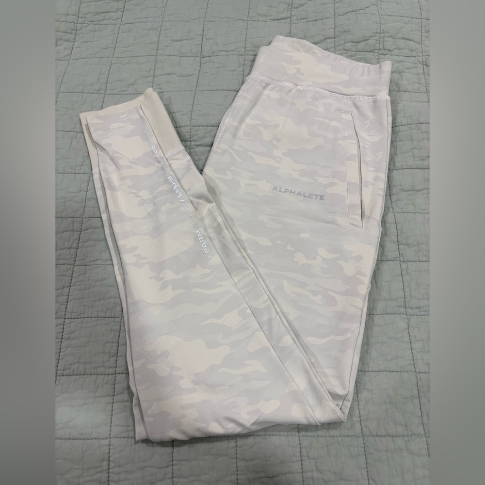 Alphalete Men's Premium Pro Performance Jogger
Snow White Silver Camo Size Med